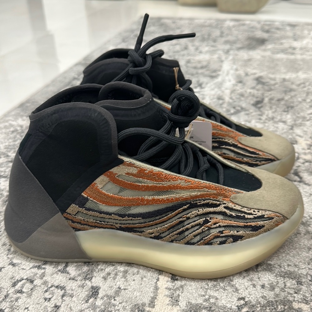 NWT YEEZY QNTM